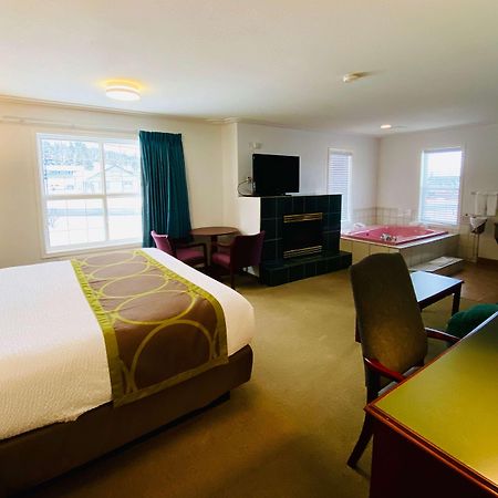 ซูเปอร์ 8 บาย วินด์แฮม 100 ไมล์ เฮาส์ Hotel 100 Mile House ภายนอก รูปภาพ