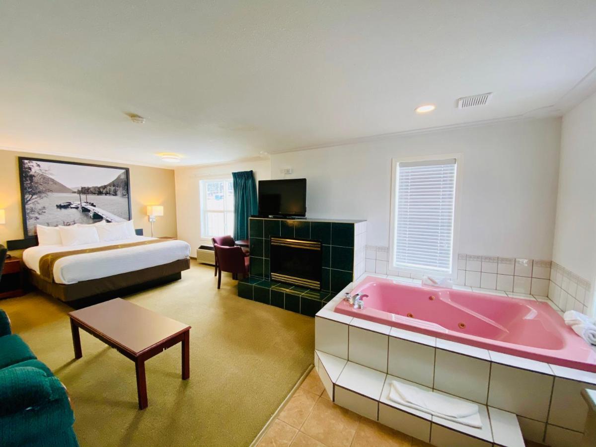 ซูเปอร์ 8 บาย วินด์แฮม 100 ไมล์ เฮาส์ Hotel 100 Mile House ภายนอก รูปภาพ