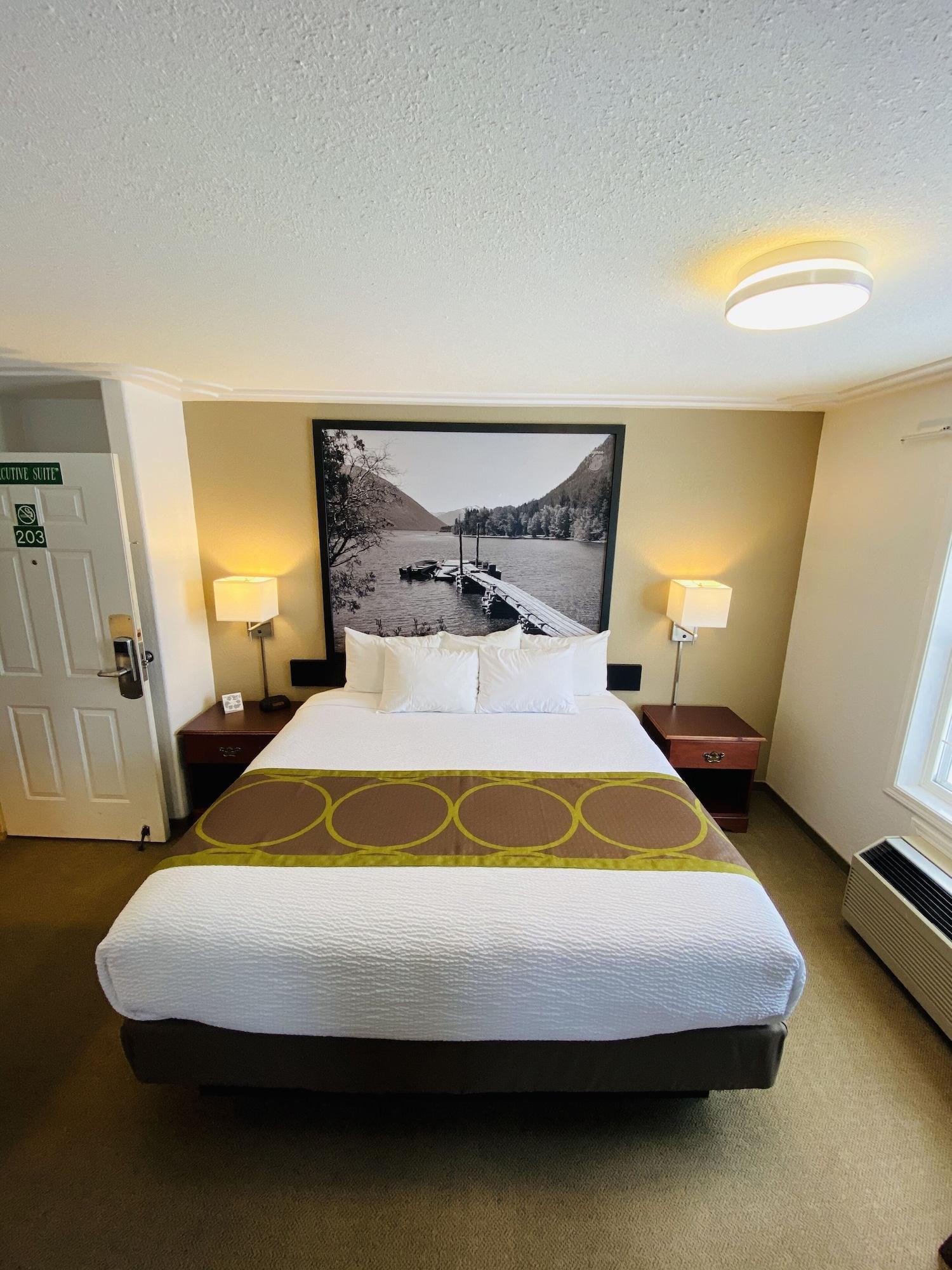 ซูเปอร์ 8 บาย วินด์แฮม 100 ไมล์ เฮาส์ Hotel 100 Mile House ภายนอก รูปภาพ