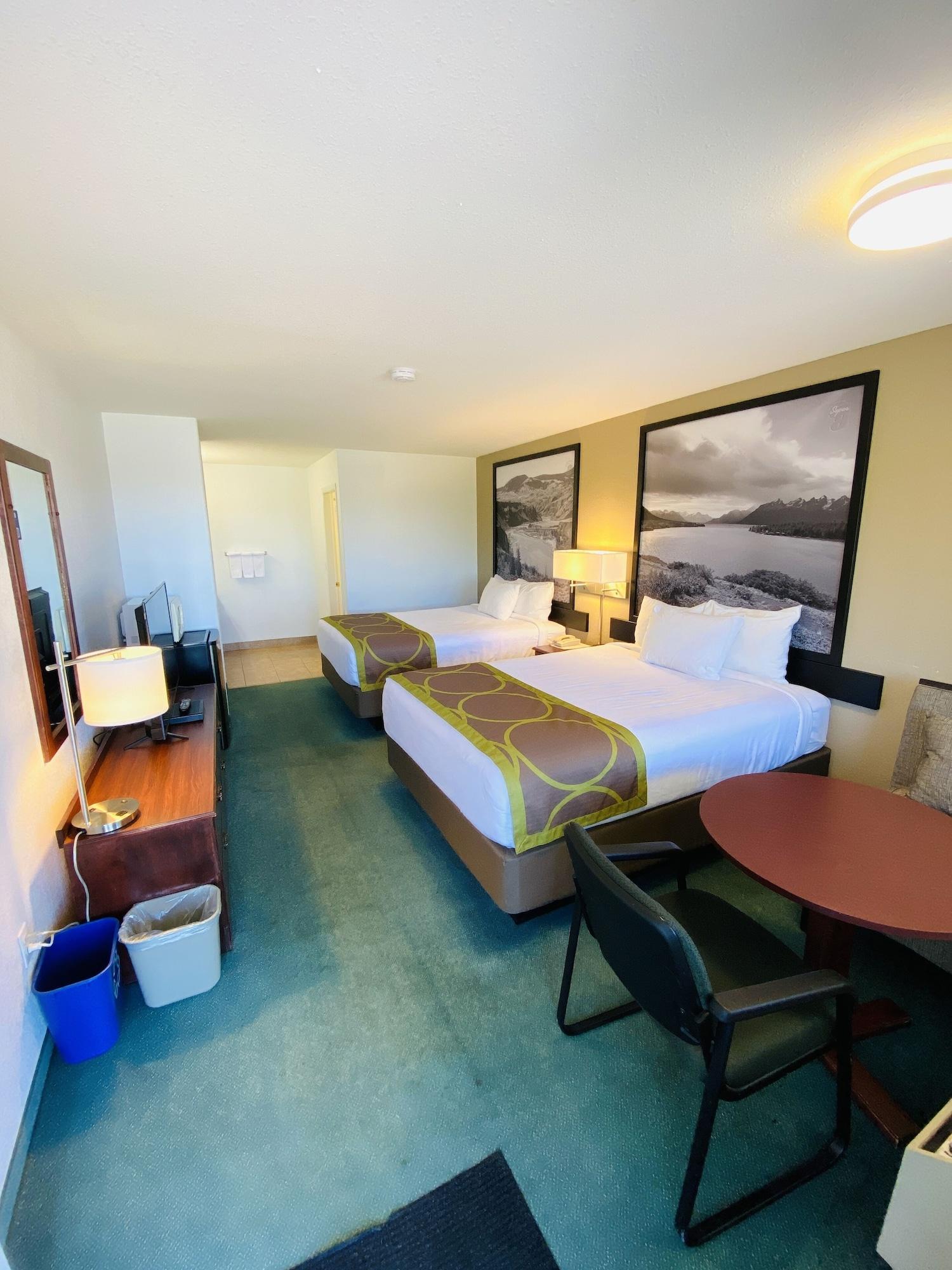 ซูเปอร์ 8 บาย วินด์แฮม 100 ไมล์ เฮาส์ Hotel 100 Mile House ภายนอก รูปภาพ