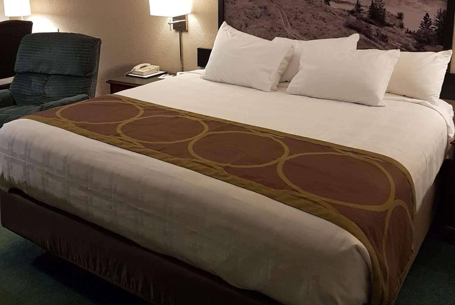 ซูเปอร์ 8 บาย วินด์แฮม 100 ไมล์ เฮาส์ Hotel 100 Mile House ภายนอก รูปภาพ