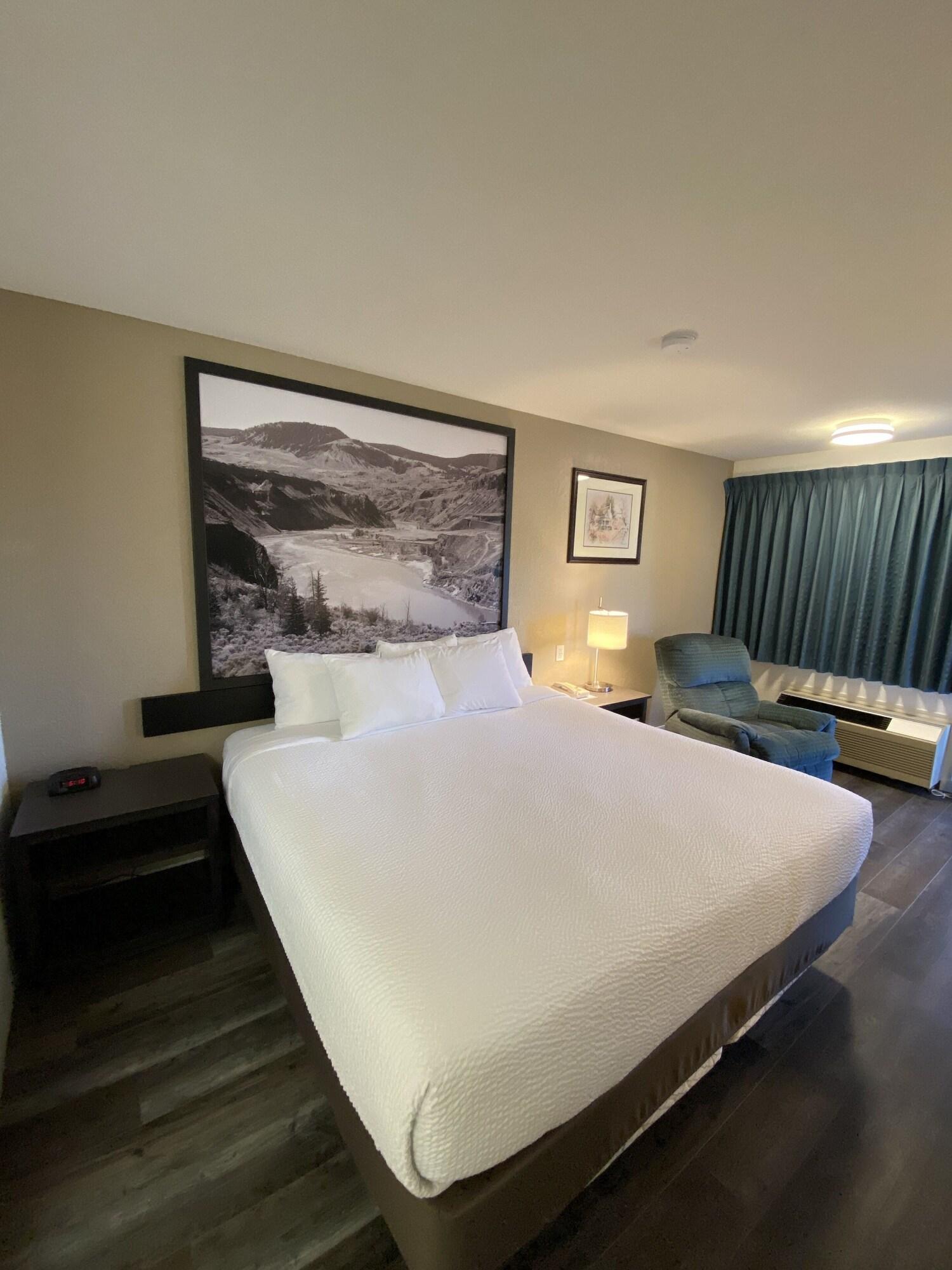 ซูเปอร์ 8 บาย วินด์แฮม 100 ไมล์ เฮาส์ Hotel 100 Mile House ภายนอก รูปภาพ