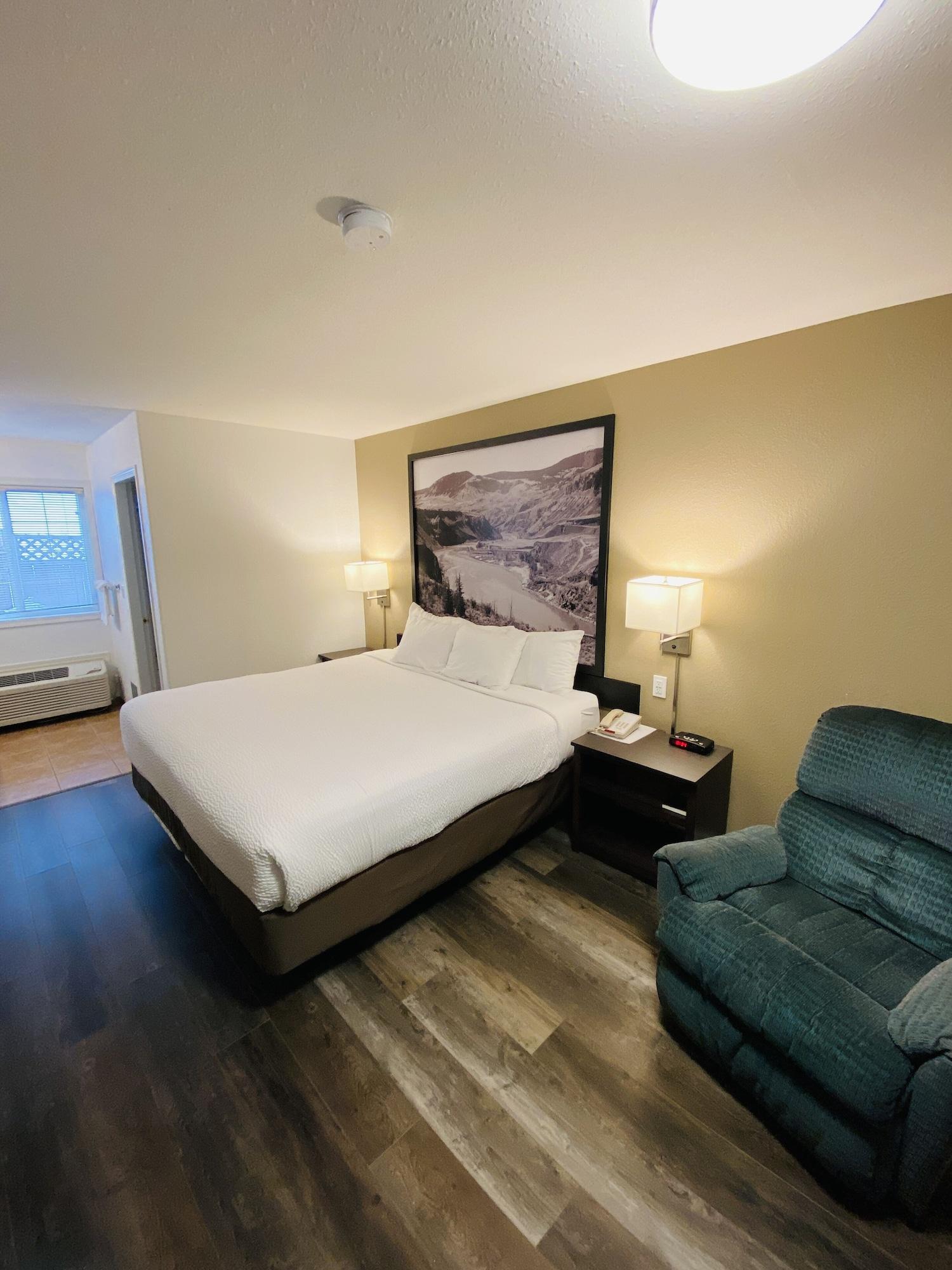 ซูเปอร์ 8 บาย วินด์แฮม 100 ไมล์ เฮาส์ Hotel 100 Mile House ภายนอก รูปภาพ