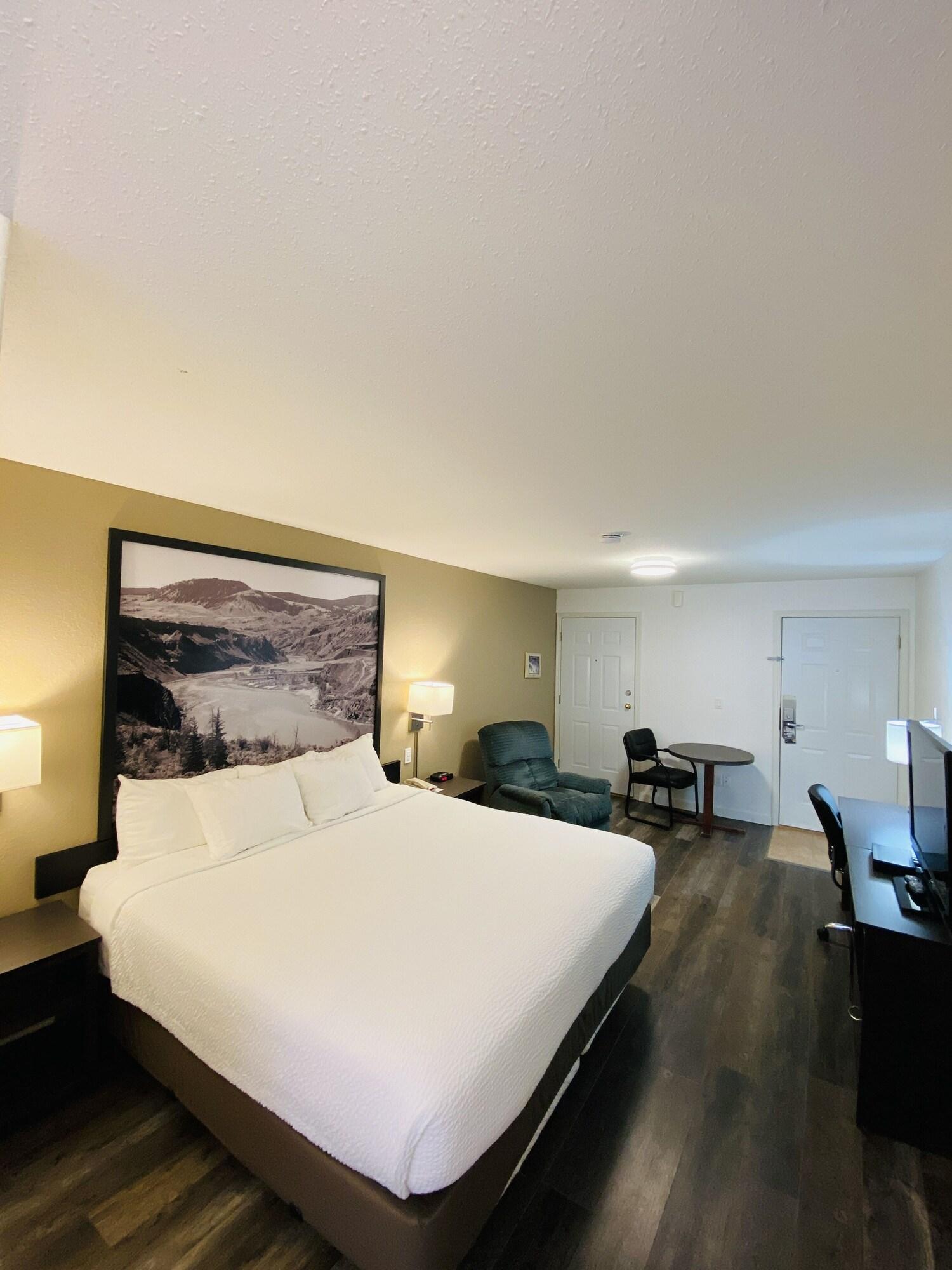 ซูเปอร์ 8 บาย วินด์แฮม 100 ไมล์ เฮาส์ Hotel 100 Mile House ภายนอก รูปภาพ