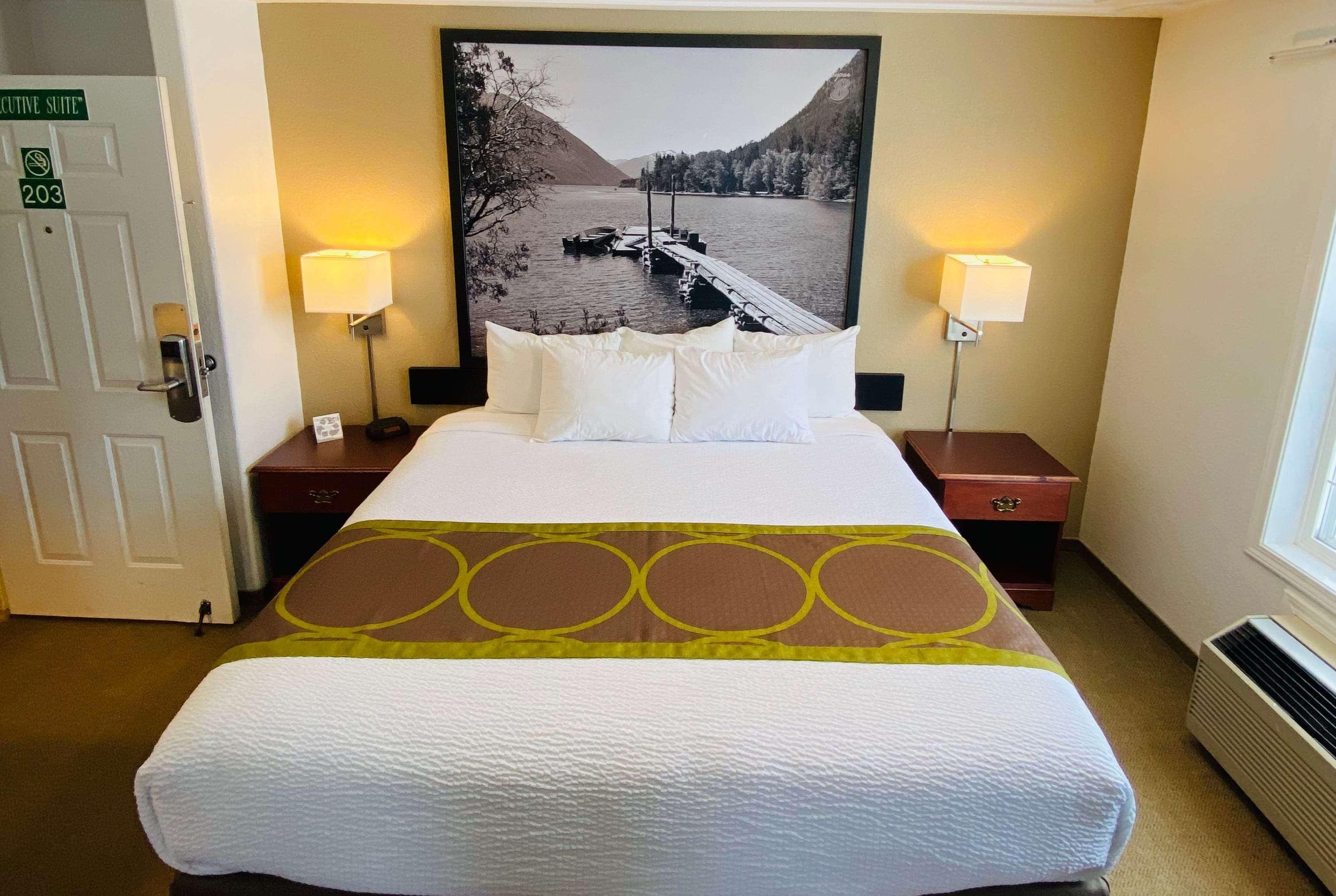 ซูเปอร์ 8 บาย วินด์แฮม 100 ไมล์ เฮาส์ Hotel 100 Mile House ภายนอก รูปภาพ