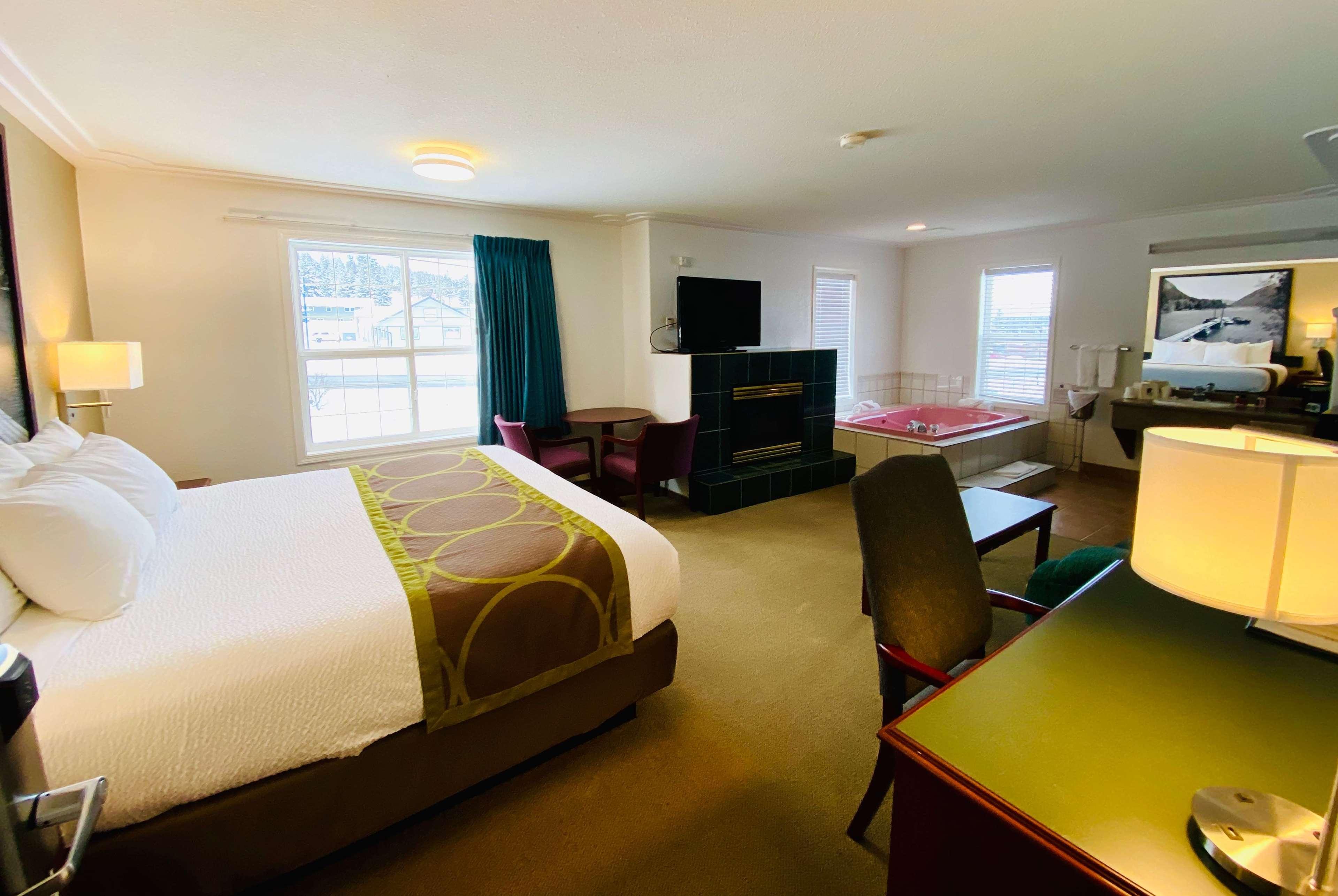 ซูเปอร์ 8 บาย วินด์แฮม 100 ไมล์ เฮาส์ Hotel 100 Mile House ภายนอก รูปภาพ