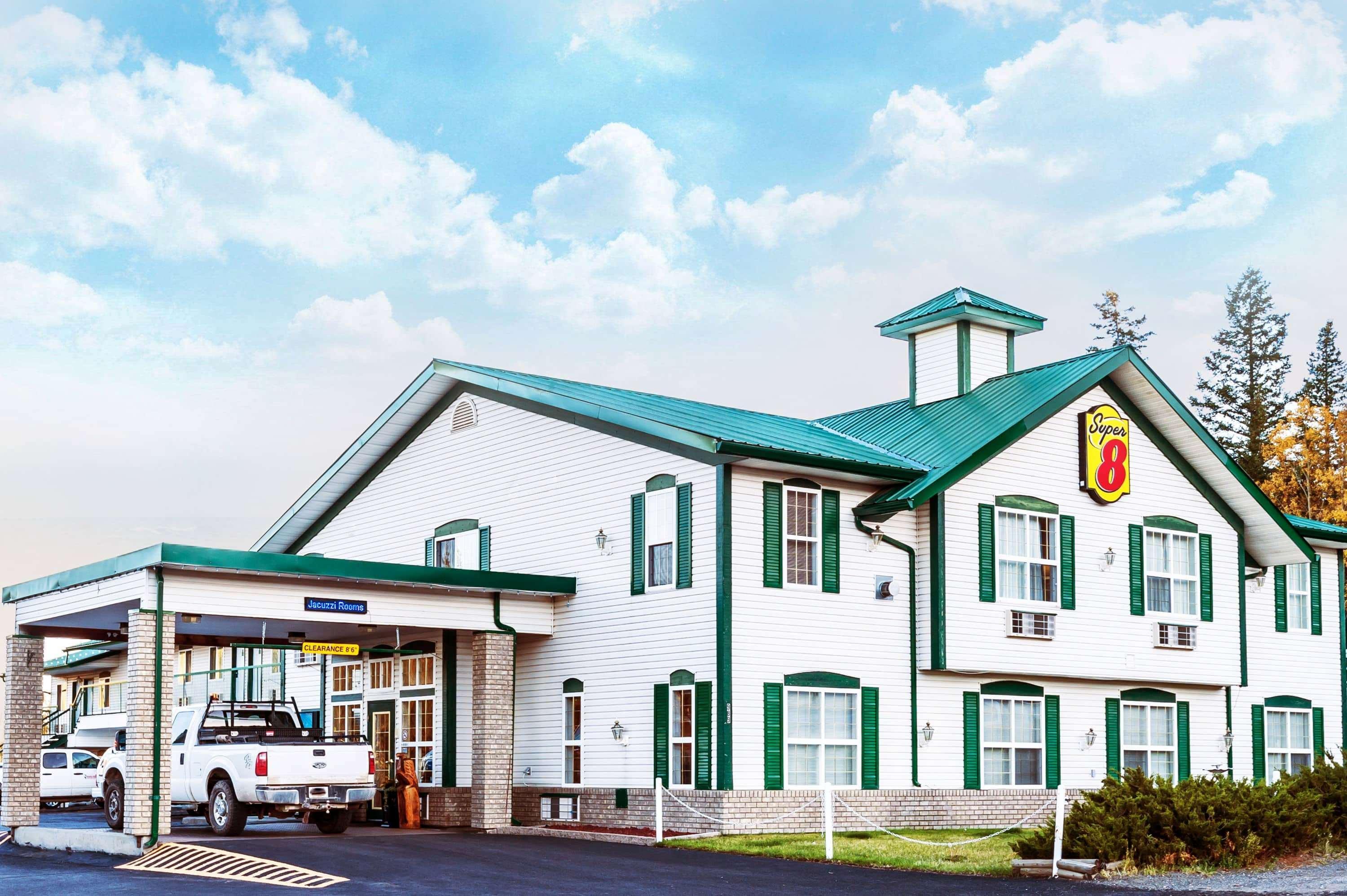 ซูเปอร์ 8 บาย วินด์แฮม 100 ไมล์ เฮาส์ Hotel 100 Mile House ภายนอก รูปภาพ