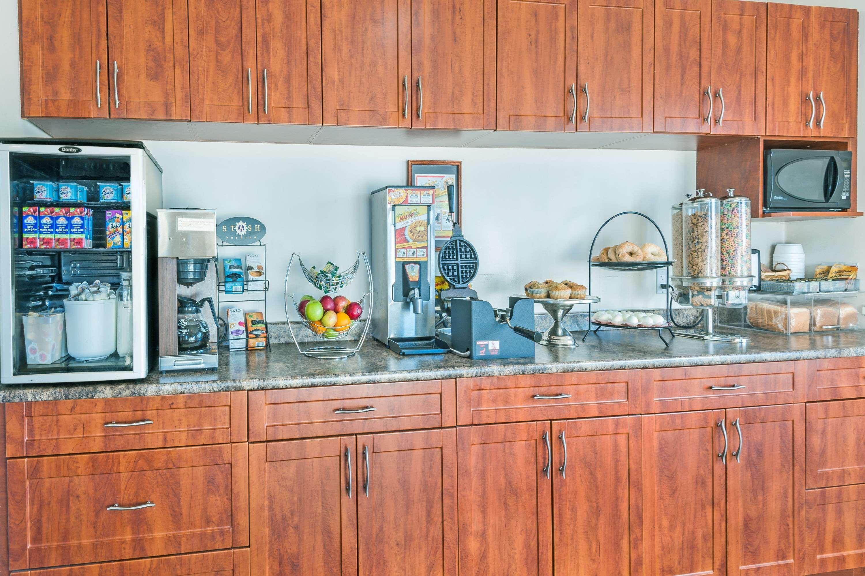 ซูเปอร์ 8 บาย วินด์แฮม 100 ไมล์ เฮาส์ Hotel 100 Mile House ภายนอก รูปภาพ