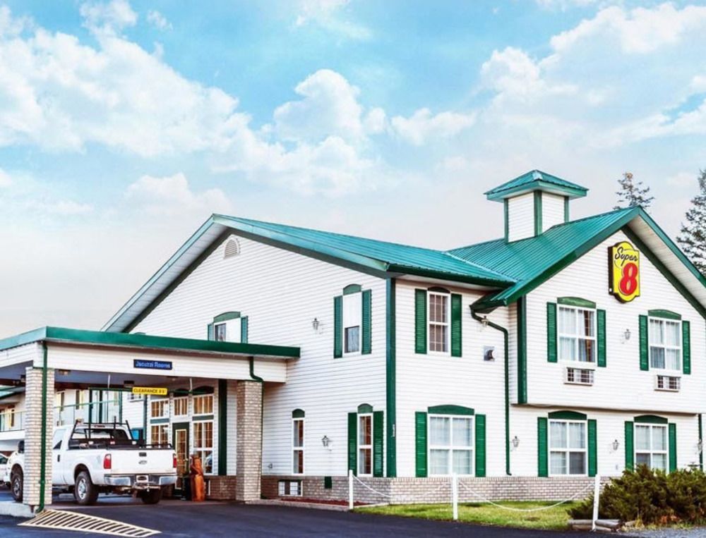 ซูเปอร์ 8 บาย วินด์แฮม 100 ไมล์ เฮาส์ Hotel 100 Mile House ภายนอก รูปภาพ