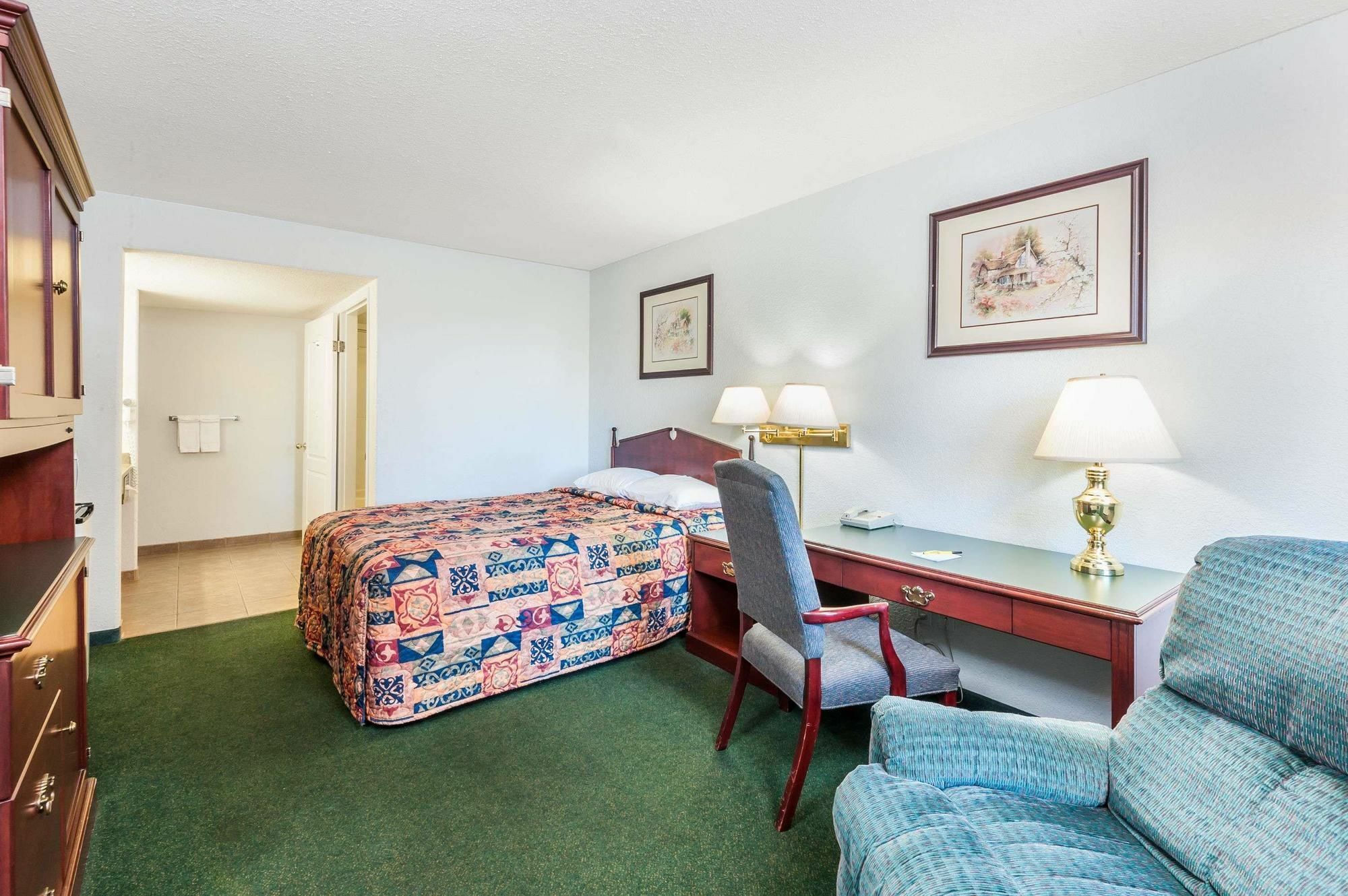ซูเปอร์ 8 บาย วินด์แฮม 100 ไมล์ เฮาส์ Hotel 100 Mile House ภายนอก รูปภาพ