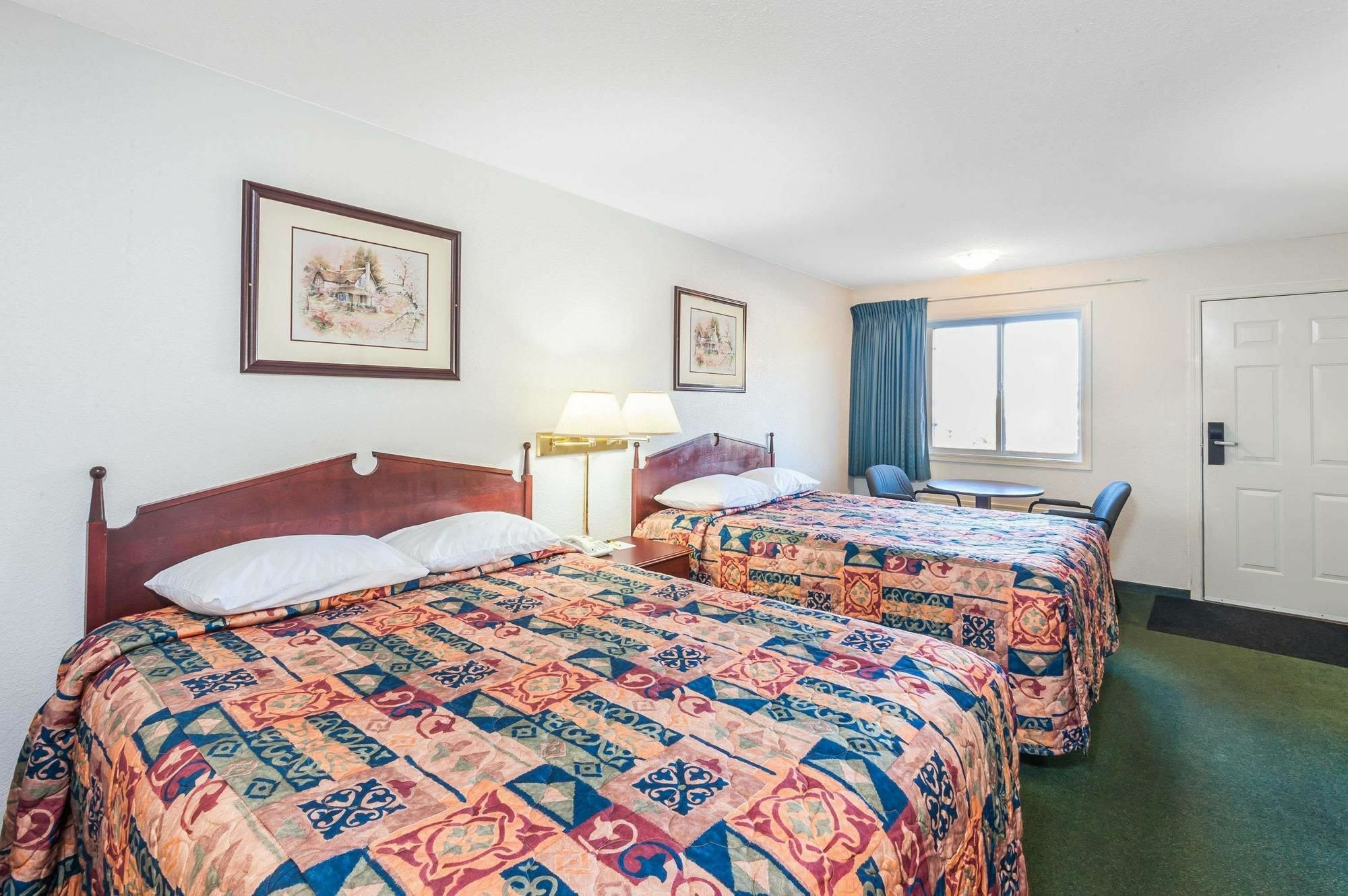 ซูเปอร์ 8 บาย วินด์แฮม 100 ไมล์ เฮาส์ Hotel 100 Mile House ภายนอก รูปภาพ