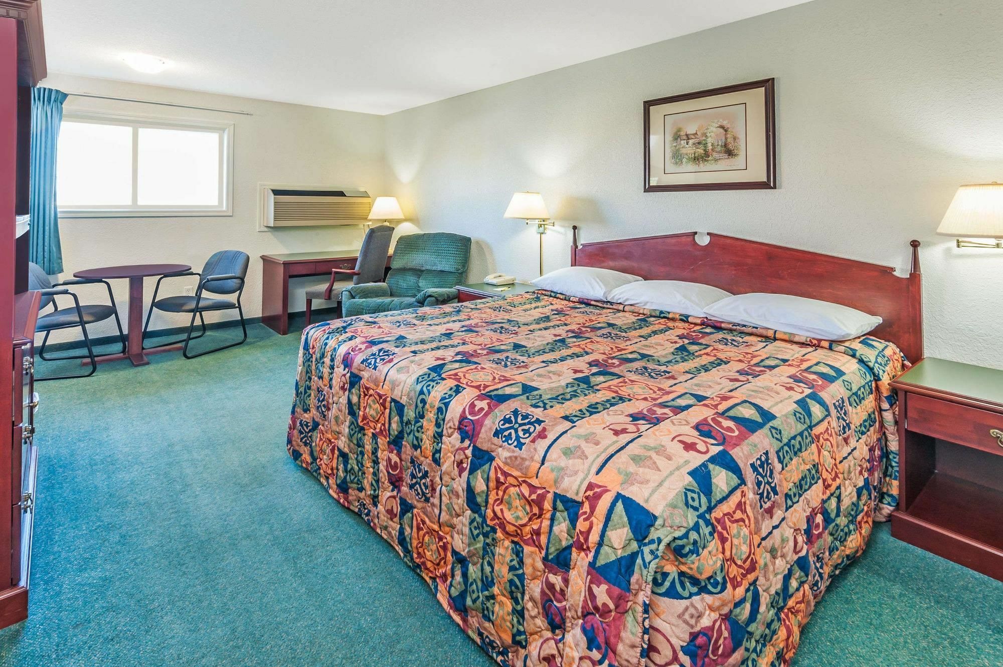 ซูเปอร์ 8 บาย วินด์แฮม 100 ไมล์ เฮาส์ Hotel 100 Mile House ภายนอก รูปภาพ