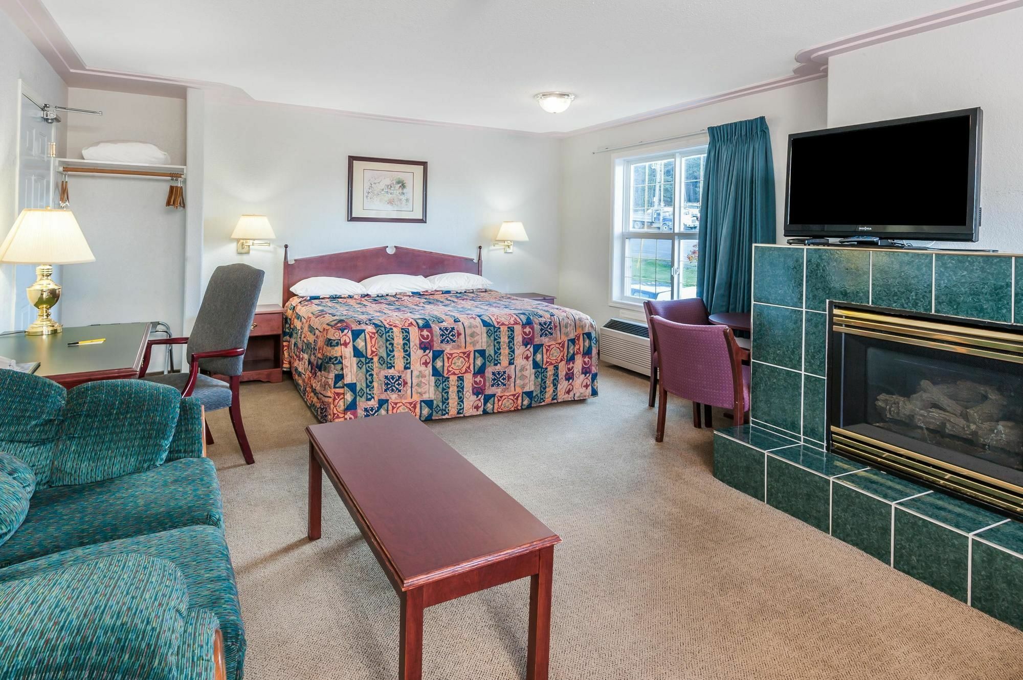 ซูเปอร์ 8 บาย วินด์แฮม 100 ไมล์ เฮาส์ Hotel 100 Mile House ภายนอก รูปภาพ