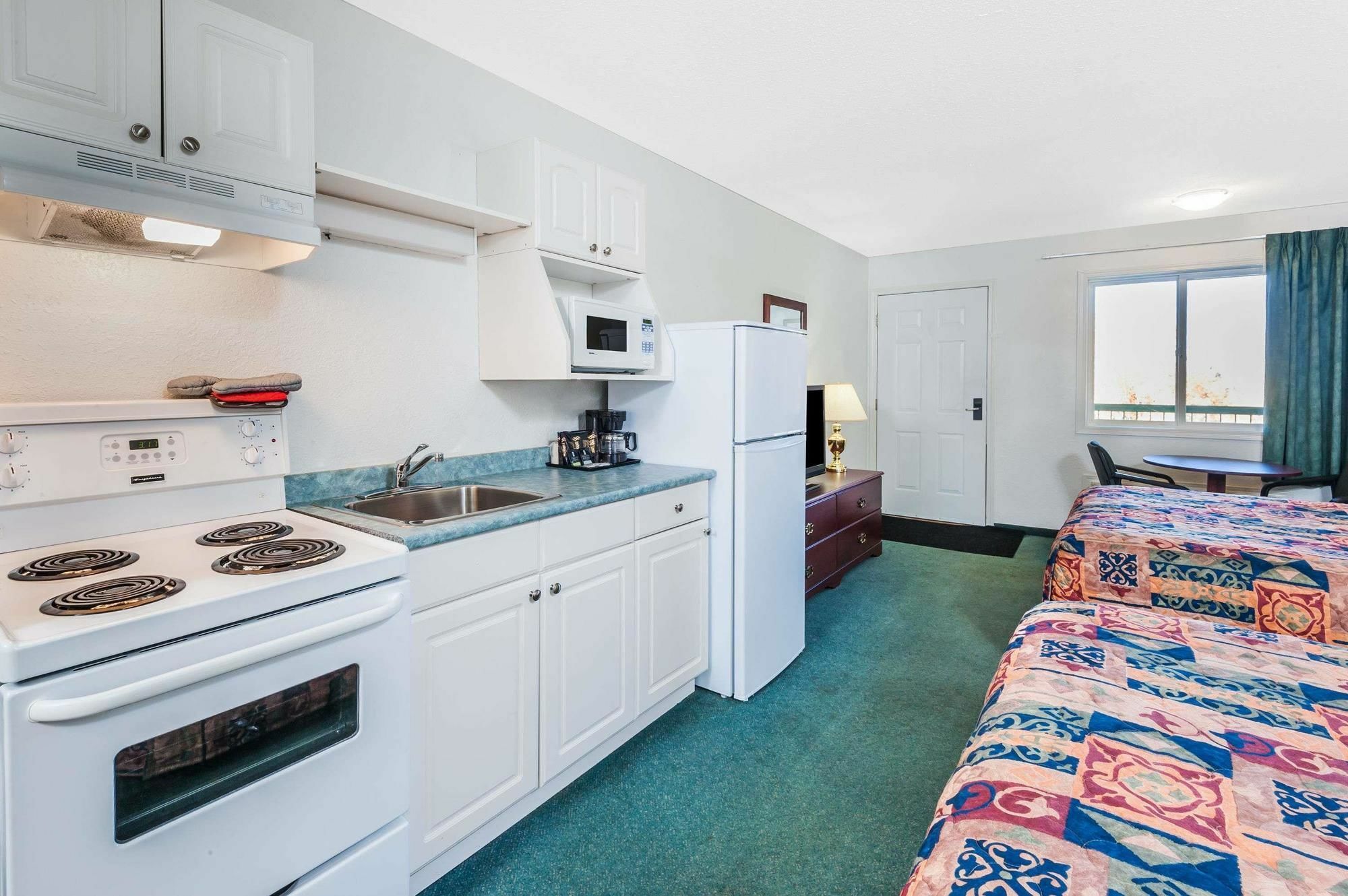 ซูเปอร์ 8 บาย วินด์แฮม 100 ไมล์ เฮาส์ Hotel 100 Mile House ภายนอก รูปภาพ
